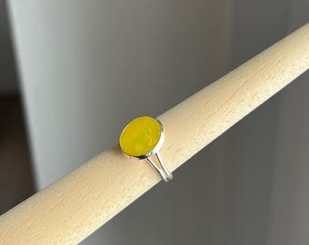 Adjustable metal ring in silver and bright yellow epoxy resin