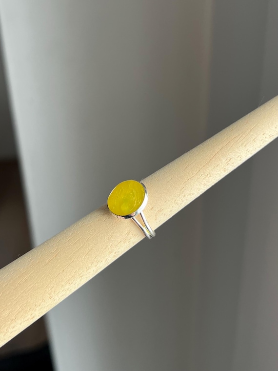 Adjustable metal ring in silver and bright yellow epoxy resin