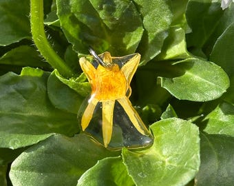 Kettenanhänger aus einer echten gelben Osterglocke mit silbernem Verschluss echte Blumen Schmuck