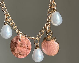 Goldene Halskette mit Muschelplatte Charm und weißen Kunstperlen längenverstellbar