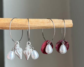 Creolen in Silber mit Charm Muschel Muschelplatte und weiße Perle