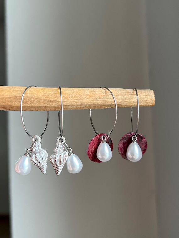 Hoop earrings in silver with charm shell shell plate and white pearl