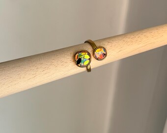 Doppelring in goldener Edelstahlfassung und schimmerndem bunten Glitter Epoxidharz größenverstellbar