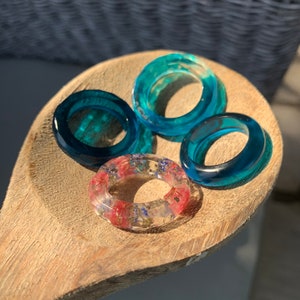 Ringe aus Resin Blau echte rosa Blumen