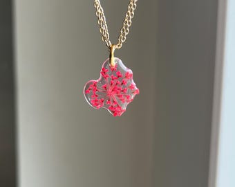 Kettenanhänger aus einer echten roten Blüte mit goldenem Verschluss real flower jewelry