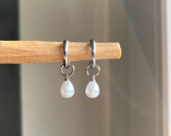 Creolen in Silber Edelstahl mit weißer Kunstperle Hängeohrringe