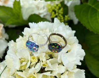 Ring made of transparent resin and glitter in shades of blue cast in a metal mold, adjustable in size