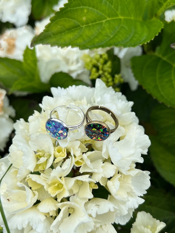 Ring made of transparent resin and glitter in shades of blue cast in a metal mold, adjustable in size