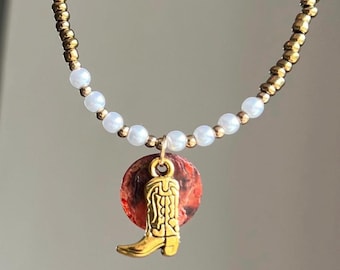 Cowgirl Halskette mit Boot Charm Stiefel weiße und goldene Perlen rotes Muscheldetail