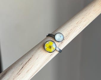 Doppelring in silberner Edelstahlfassung mit einer echten gelben Blüte und zart schimmernden Goldnuancen aus Epoxidharz größenverstellbar
