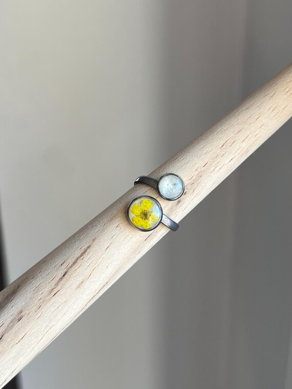 Double ring in silver stainless steel setting with a real yellow flower and delicate shimmering gold nuances made of epoxy resin, adjustable in size