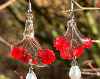 Hängeohrringe in Silber mit echten Blumen zarte rote Blüten mit Perlen real flower jewelry