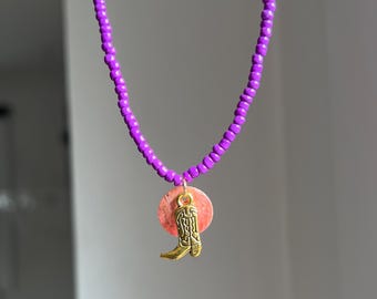 Cowgirl Halskette lila Perlenkette mit goldenem Cowboyboot und pinkem Muscheldetail Sommerschmuck