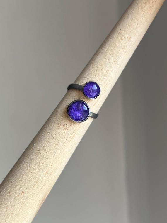 Double ring in silver stainless steel setting and shimmering purple made of epoxy resin, adjustable in size