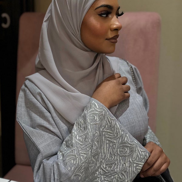 Abaya brodée calligraphie arabe de l'Aïd (argent)