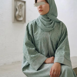 Dreiteiliges Kalligraphie Set: Indisches Leinen Abaya, Unterkleid & Hijab (Mint)