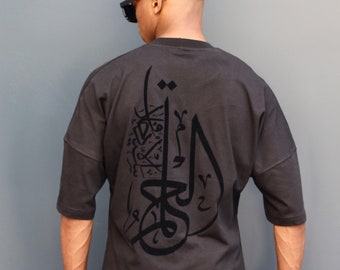 T-shirt noir avec imprimé velours calligraphie arabe