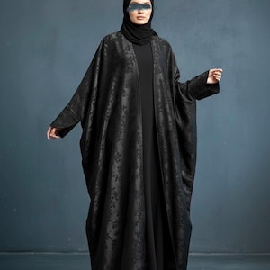 Eid Tredelat Siden Jacquard Set: Körsbärsträdsmönstrad Abaya, Innerklänning & Hijab (Svart)
