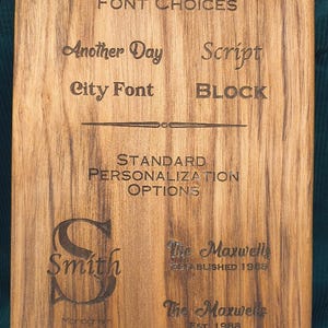 Pu&ograve; includere: Una tavola di legno rettangolare con testo ed esempi incisi al laser. La sezione superiore mostra FONT CHOICES tra cui Another Day, Script, City Font e BLOCK. Sotto, STANDARD PERSONALIZATION OPTIONS presenta esempi di Smith e The Maxwells.