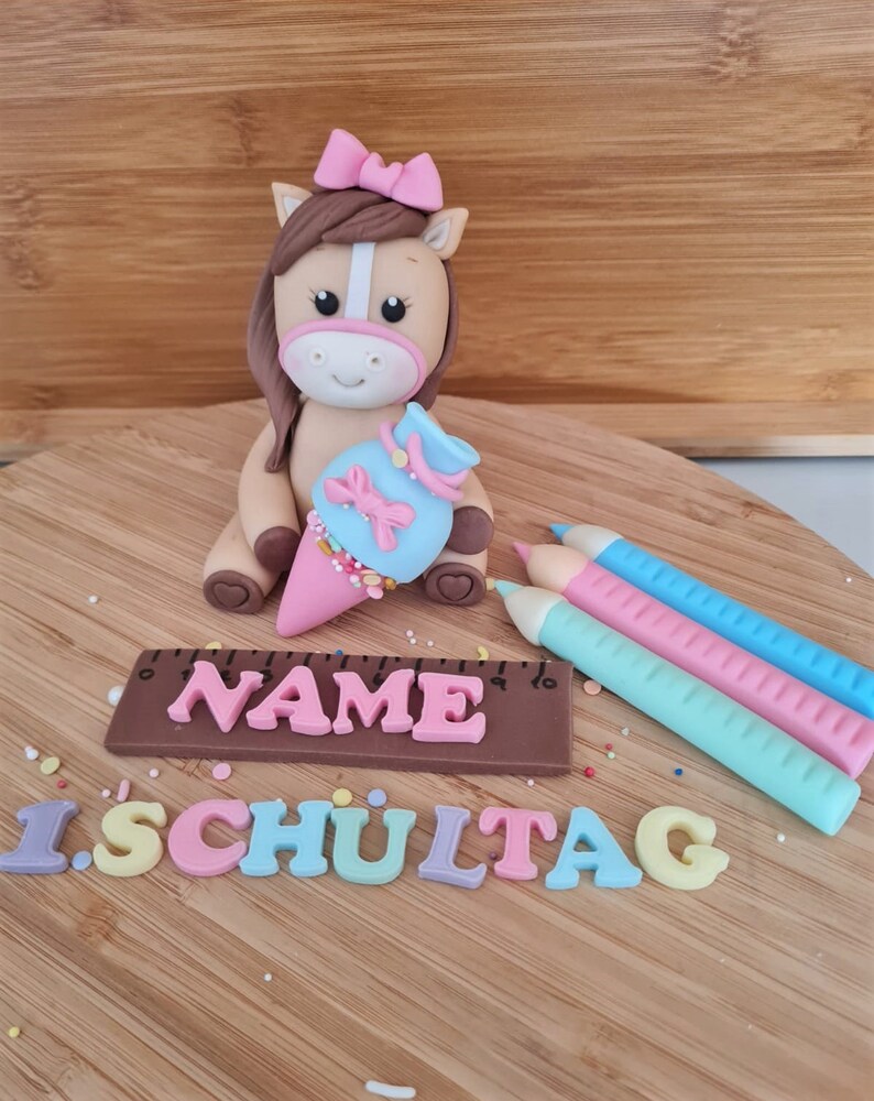 Einschulung Fondant Figuren Pony mit süße Schultüte Wahlweise mit Stifte,Bücher u. Lineal mit Name Erste Schultag Schultüte Tortendekoration Bild 5