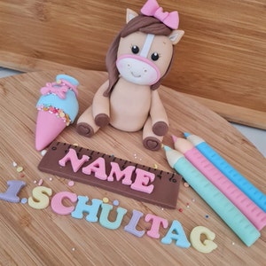 Einschulung Fondant Figuren Pony mit süße Schultüte Wahlweise mit Stifte,Bücher u. Lineal mit Name Erste Schultag Schultüte Tortendekoration Bild 6