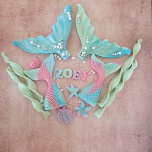 Meerjungfrauen Fischflossen , mit Name Tortendeko Fondant Figuren 2D in Regenbogenfarben und Glitzer Muschel Algen Perlen Tortendekoration