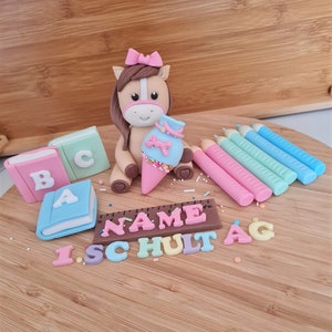 Einschulung Fondant Figuren Pony mit süße Schultüte Wahlweise mit Stifte,Bücher u. Lineal mit Name Erste Schultag Schultüte Tortendekoration Bild 8