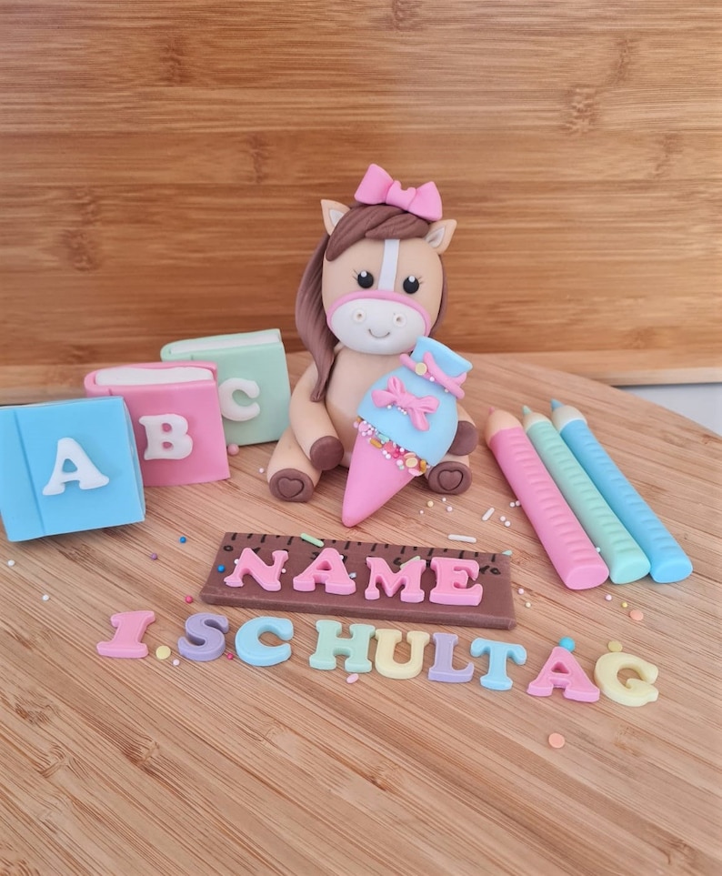 Einschulung Fondant Figuren Pony mit süße Schultüte Wahlweise mit Stifte,Bücher u. Lineal mit Name Erste Schultag Schultüte Tortendekoration Bild 7