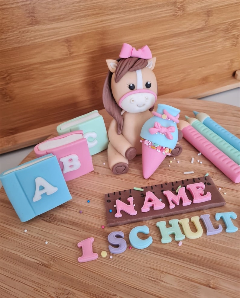 Einschulung Fondant Figuren Pony mit süße Schultüte Wahlweise mit Stifte,Bücher u. Lineal mit Name Erste Schultag Schultüte Tortendekoration Bild 10