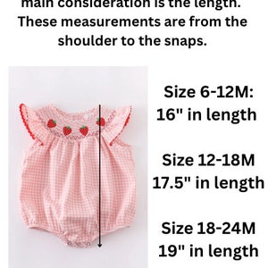 K&ouml;nnte beinhalten: Ein rosa-wei&szlig; kariertes Baby-Strampler mit gestickten Erdbeeren. Der Strampler hat eine lockere Passform und wird von der Schulter bis zu den Druckkn&ouml;pfen gemessen. Die Gr&ouml;&szlig;en 6-12M, 12-18M und 18-24M sind mit entsprechenden L&auml;ngen von 16 Zoll, 17,5 Zoll und 19 Zoll dargestellt.