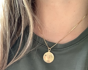 Collar con moneda bañada en oro de 18 quilates: cadena minimalista con forma de caja