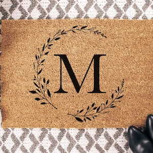 Custom Initial Mat Wreath Design Doormat Durable Coir Housewarming Gift Wedding Indoor Outdoor Personalized Welcome Rug Farmhouse Decor Gift