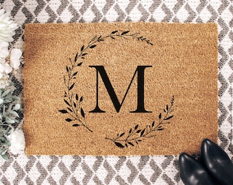 Custom Initial Mat Wreath Design Doormat Durable Coir Housewarming Gift Wedding Indoor Outdoor Personalized Welcome Rug Farmhouse Decor Gift