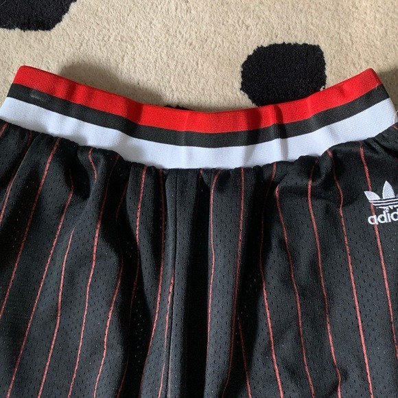 Adidas NBA Chicago Bulls Basketball Shorts Black Red Stripes 