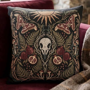 Almofada decorativa Perséfone para quarto no estilo Dark Academia, almofada gótica trançada com motivos de bruxa, almofada com estampa mitológica de romã e mariposa gótica, almofada com estampa grega.