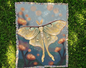 Manta de polilla Luna, tapiz de polilla encantada, decoración cottagecore, manta tejida de bruja, regalo para amantes de la naturaleza, decoración de polilla para el hogar