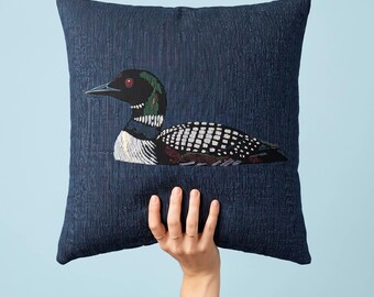 Cuscino intrecciato con motivo a strolaga, decorazione per baita in stile cottagecore, cuscino blu scuro per casa sul lago, cuscino decorativo con uccelli in stile Grandmillennial, regalo per l'inaugurazione di una baita.