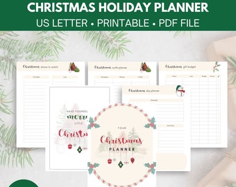 Op de afbeelding: Een printbare kerstplanner met een rood-wit gestreepte rand en een feestelijke illustratie van een kerstboom en een hut. De planner bevat secties voor shows om te kijken, outfitplanning, cadeau budget en dagelijkse planning. De tekst "HAVE YOURSELF A MERRY LITTLE CHRISTMAS" staat op de cover.