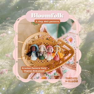 Pode incluir: Quatro pequenas bonecas de crochê com capuz, cada uma em cores diferentes, incluindo azul, creme, rosa e laranja, dispostas dentro de uma bandeja de vime trançado. A imagem inclui o texto Bloomfolk, A tiny doll pattern e Crochet Pattern Only.