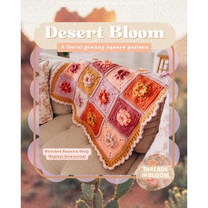 Puede incluir: Una manta de ganchillo con un patrón de granny square floral. La manta presenta cuadrados en tonos naranja, rosa y amarillo, con adornos florales. El texto "Desert Bloom" y "Threads in Bloom" son visibles.