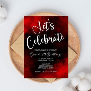 Op de afbeelding: Een verjaardagsuitnodiging met een rode en zwarte rokerige achtergrond, met de woorden "Let's Celebrate" in witte letters. De uitnodiging bevat evenementdetails: Oliver's 15e verjaardag, datum, tijd, adres en RSVP-informatie. De uitnodiging ligt op een houten bord.