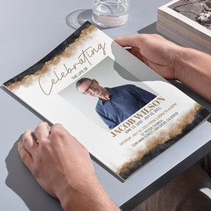 Puede incluir: Un programa de funeral negro y dorado con una foto de un hombre y el texto "Celebrating The Life Of Jacob Wilson June 13, 1930 - July 22, 2021 Saturday, July 24, 2021 from 1:00pm to 4:00pm St. Peter Church 1245 Main Street, San Diego, CA 92020"
