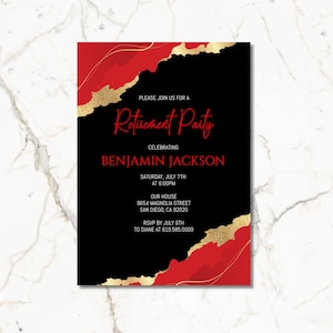 Può includere: Un invito a una festa di pensionamento nero e rosso con accenti dorati. L'invito recita "Si prega di unirsi a noi per una festa di pensionamento per celebrare Benjamin Jackson. Sabato 7 luglio alle 18:00. La nostra casa 9654 Magnolia Street San Diego, CA 92020. RSVP entro il 6 luglio a Diane al 619.585.0000"