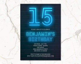 Puede incluir: Un letrero de neón azul con el número 15 sobre un fondo de ladrillo negro. El texto debajo dice "Por favor, únase a nosotros para celebrar el cumpleaños de Benjamin". La invitación incluye la fecha, la hora, la ubicación y la información de contacto.