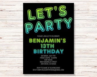Puede incluir: Invitación de fiesta negra con el texto "LET'S PARTY" en una fuente degradada verde y azul. La invitación es para el 13 cumpleaños de Benjamín, con la fecha, hora y lugar. También se incluye información de RSVP.