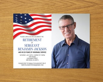 Könnte beinhalten: Einladung zu einer Ruhestandsparty für Sergeant Benjamin Jackson, die seine 25-jährige Dienstzeit feiert. Die Einladung zeigt eine amerikanische Flagge und ein Foto des Pensionärs. Die Party findet am Samstag, den 24. Juli von 14:00 bis 19:00 Uhr in der 1234 Main Street, San Diego, CA 92071, statt.