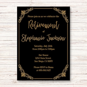Könnte beinhalten: Eine schwarze und goldene Einladung zur Ruhestandsparty mit einem dekorativen Rand. Die Einladung lautet: "Bitte feiern Sie mit uns den Ruhestand von Stephanie Jackson. Samstag, 24. Juli, von 14:00 bis 19:00 Uhr. Unser Haus 1234 Main Street San Diego, CA 92071. Bitte melden Sie sich bei Diana unter 619.456.5527."
