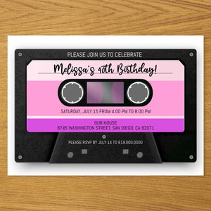 Può includere: Un invito a una festa di compleanno su sfondo di cassetta nera con accenti rosa e viola. Il testo recita "Unisciti a noi per festeggiare il 40° compleanno di Melissa!" Sabato 15 luglio dalle 16:00 alle 20:00. La nostra casa. 8745 Washington Street, San Diego, CA 92071. Si prega di confermare la propria presenza entro il 14 luglio al 619.000.0000.