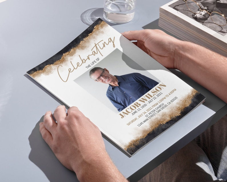 Puede incluir: Un programa de funeral negro y dorado con una foto de un hombre y el texto "Celebrating The Life Of Jacob Wilson June 13, 1930 - July 22, 2021 Saturday, July 24, 2021 from 1:00pm to 4:00pm St. Peter Church 1245 Main Street, San Diego, CA 92020"