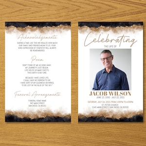 Puede incluir: Una tarjeta de anuncio de funeral negra y dorada con una foto de un hombre con una camisa azul y gafas. El texto dice "Celebrando la vida de Jacob Wilson, 13 de junio de 1930 - 22 de julio de 2021. S&aacute;bado, 24 de julio de 2021 de 1:00 pm a 4:00 pm. Iglesia de San Pedro, 1245 Main Street, San Diego, CA 92020."